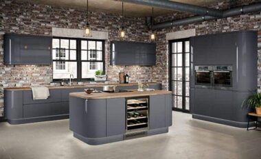 Looking to make your traditional country style fitted kitchen feel that little bit more modern